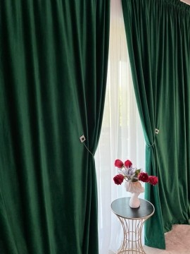 Draperie din catifea de culoare verde smarald