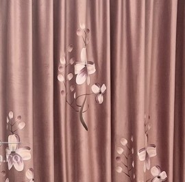Draperie din catifea pictata cu flori, de culoare roz pudra