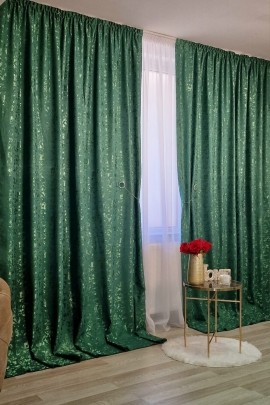 Draperie din satin cu amestec fin de catifea texturata de culoare verde smarald.