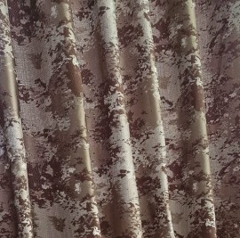 Draperie din stofa cu texturata cu pete. Predomina culoarea maro roscat