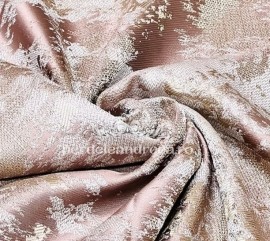 Draperie din stofa cu texturata cu pete.Predomina culoarea roz antic