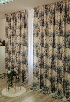 Draperie imprimata cu motiv tropical.