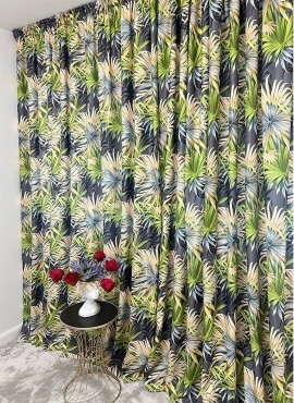 Draperie imprimata cu motiv tropical intr-o combinatie de culori placute,crem,gri combinate cu un verde vibrant