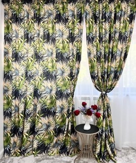 Draperie imprimata cu motiv tropical intr-o combinatie de culori placute,crem,gri combinate cu un verde vibrant